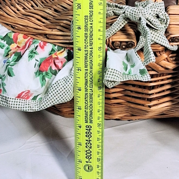 Charming Wicker Traditional Large Double Sided Lid Floral Lined Picnic Basket - Picture 9 of 10